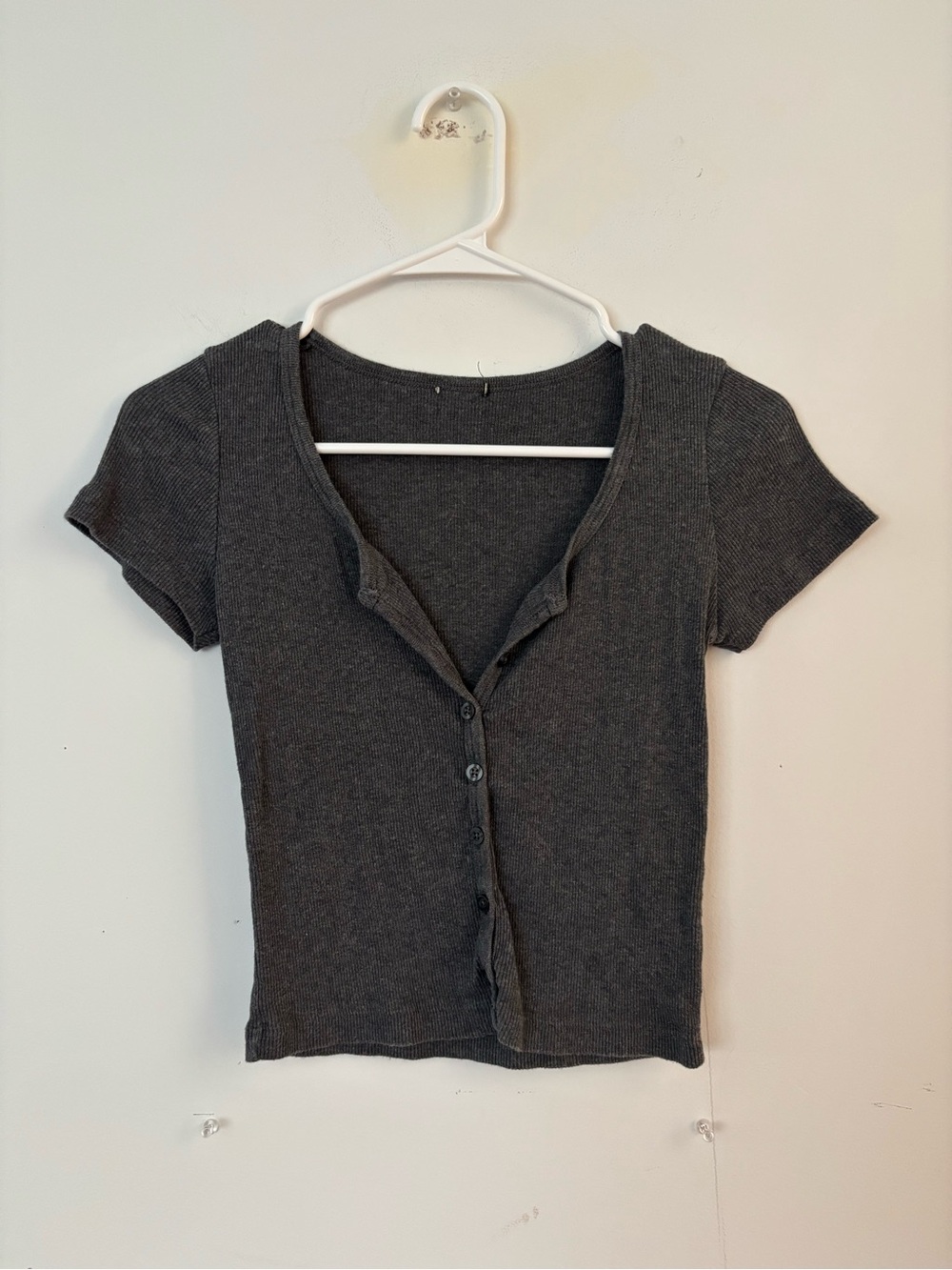 brandy melville dark grey ribbed button front short sleeve crop top 🩶